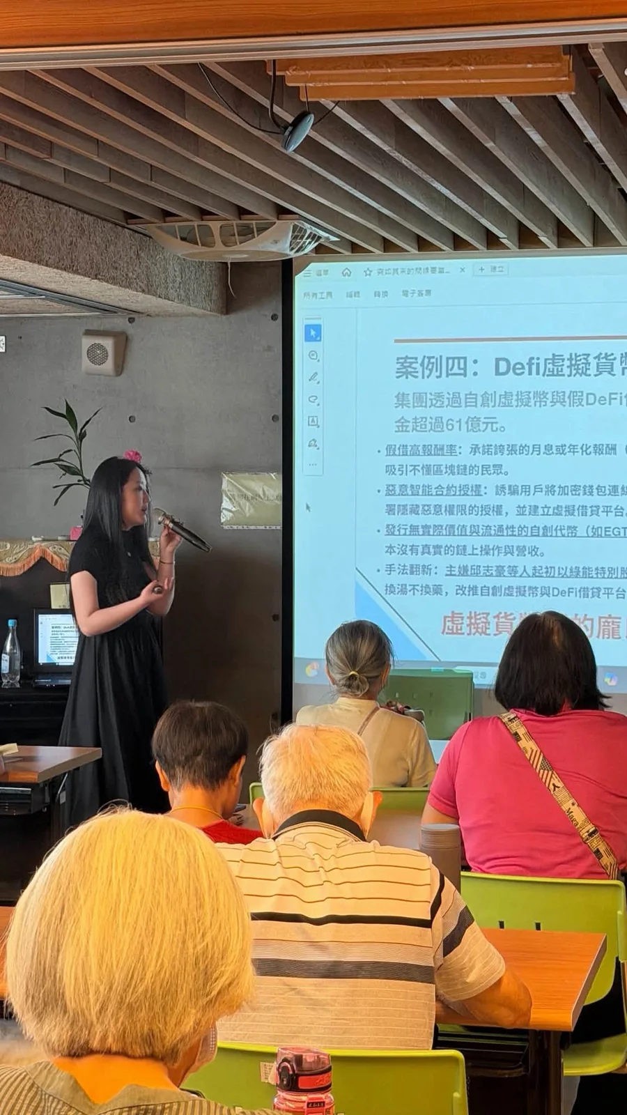 防詐講座講者近景，李欣庭律師向民眾說明議題